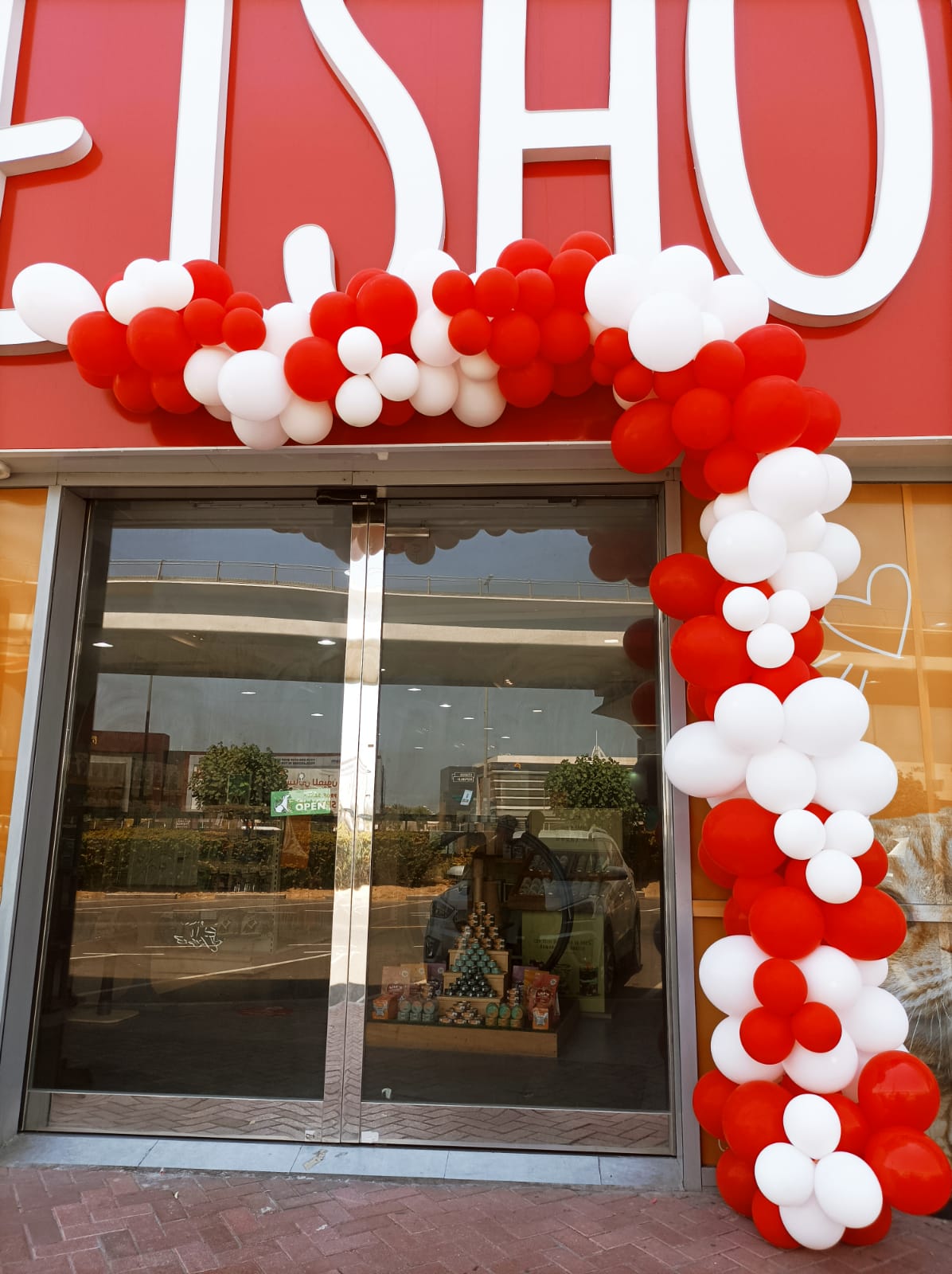 Small organic balloon half arch