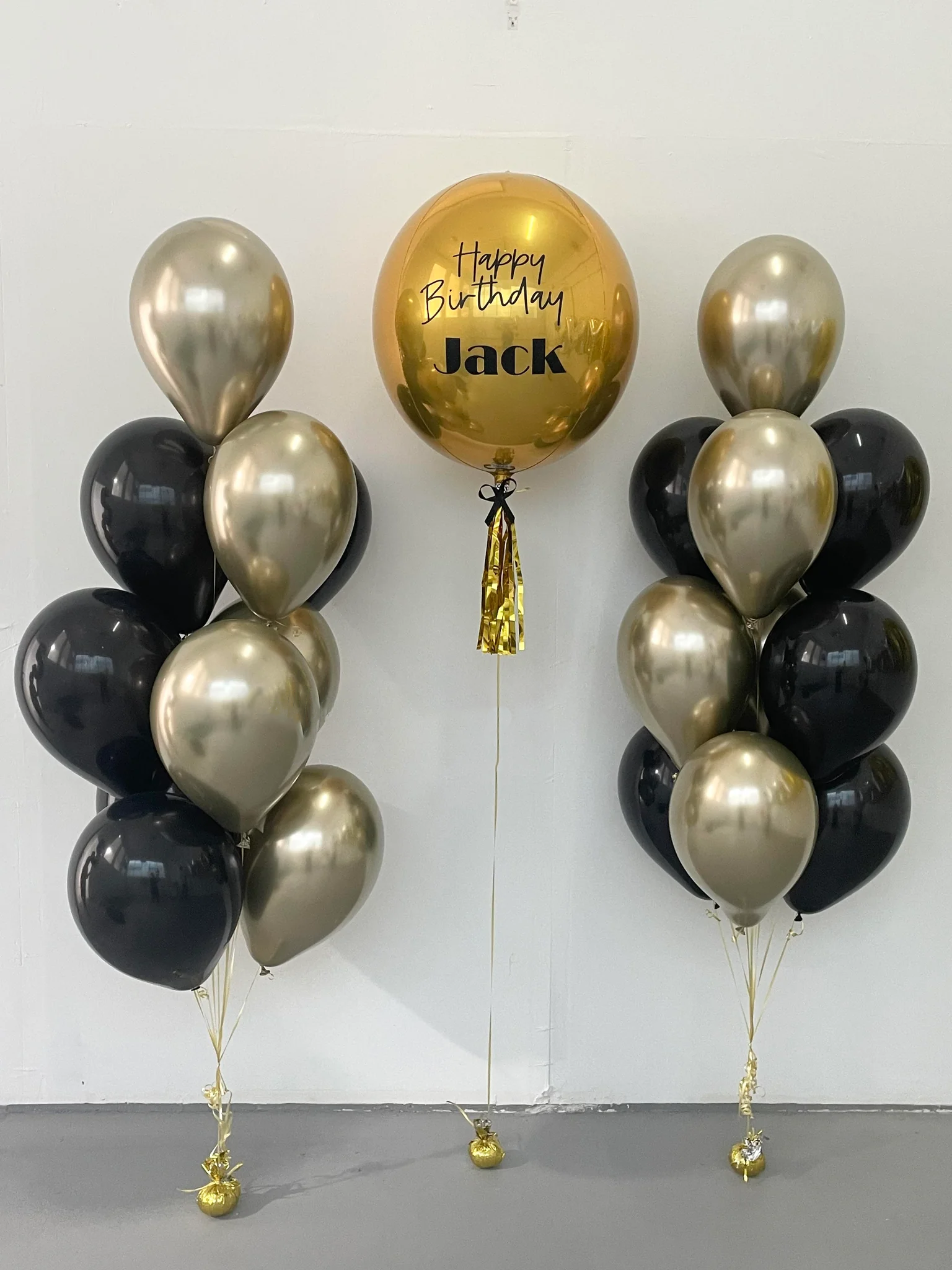 golden and black balloons delivery in Dubai for birthday celebration