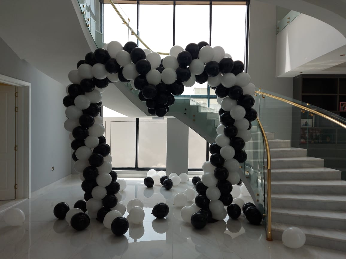 heart shaped balloon arch 
